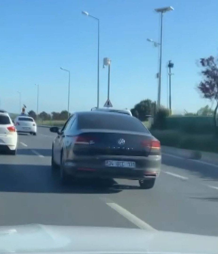 Makas atan maganda 2 aracın arasından çıkamadı. İstanbul’un göbeğinde yaşandı 1